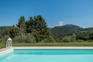 卢卡Alla Bella Aurora with Amazing POOL in Tuscany的山景游泳池