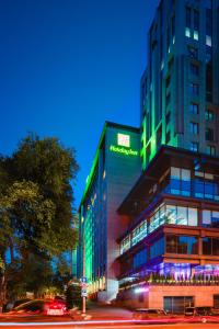 基辅Holiday Inn - Kyiv, an IHG Hotel的建筑的一侧有绿色标志