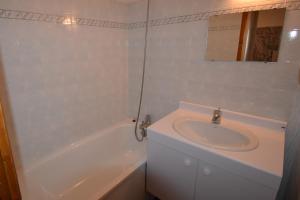 沃雅尼VAUJANYLOCATIONS - Cochette II Apt 1 & 2的白色的浴室设有水槽和浴缸。