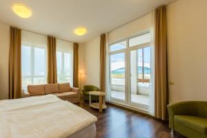 阿德勒伊梅莱汀斯基摩尔思科公寓酒店的酒店客房设有一张床和一个阳台。