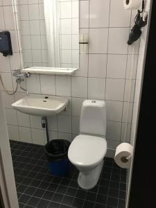 SuonenjokiHotel Carneval的浴室配有白色卫生间和盥洗盆。