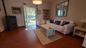锡拉库扎Villa Garden的客厅配有沙发和桌子