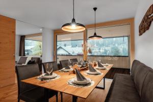 瓦尔德阿尔贝格Verwall Apartment Arlberg - mit Sauna, Balkon und Gästekarte Premium的一间带长桌和椅子的用餐室