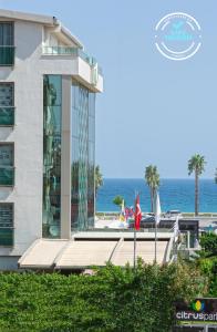 安塔利亚Citrus Park Hotel的一座以海洋为背景的建筑