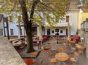 克日沃克拉特Hotel Sýkora的庭院配有桌椅和一棵树