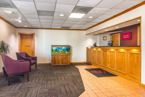 阿什塔比拉Red Roof Inn Ashtabula - Austinburg的医院的等候室,有鱼缸