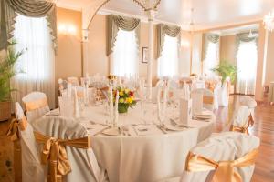 乔治敦卡拉洛奇酒店的配有一张桌子、白色的桌布和椅子的房间