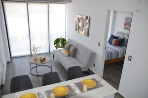 危地马拉Cozy Stays Cayala Apartments 3的客厅配有沙发和桌子