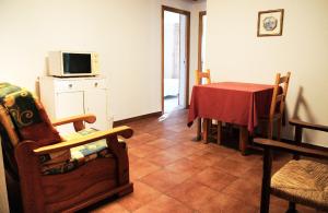 西斯伯尼拉博纳全景酒店的客厅配有桌子和电视