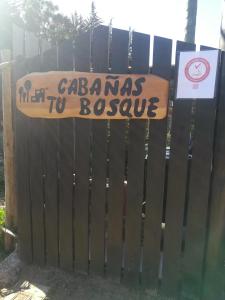 黑岛Cabañas Tu Bosque的 ⁇ 上的一个标牌,上面写着一个小屋来救援
