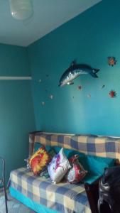 乌巴图巴Sonho Azul的卧室配有一张床铺,墙上挂着海豚