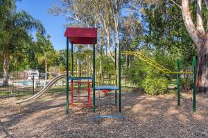 BurongaDiscovery Parks - Mildura, Buronga Riverside的一个带滑梯和游戏结构的游乐场