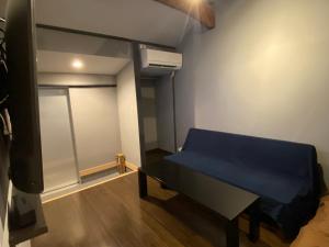 MakishimachiFamily Room Okinawa的客房设有蓝色的床和窗户。