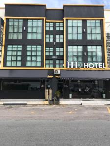 哥打巴鲁HL HOTEL Kota Bharu的拥有黑黄色建筑的酒店