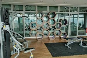 史里肯邦安Seri Kembangan Facilities Level Free WIFI Cozy Home - 3Elements的大楼内带跑步机和椭圆机的健身房