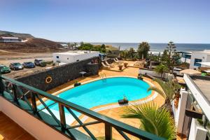 埃尔戈尔福艾尔迪尔戈尔福海酒店的从度假村的阳台上可欣赏到游泳池的景色