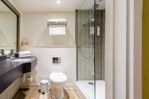 布莱顿霍夫假日布莱顿海滨酒店的一间带卫生间和玻璃淋浴间的浴室
