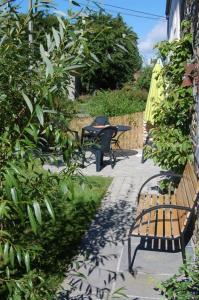 塞尔方丹Le Clos des Haies, Silenrieux的庭院设有2张长椅和桌子