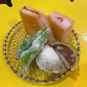 涩川市Omori的黄色盘子上的一盘食物