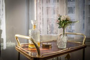 奥维多HiHome Hostel的金盘,花瓶和玻璃瓶