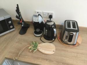 伯明翰埃尔姆登旅馆的厨房柜台配有咖啡机和烤面包机