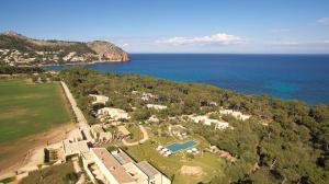 坎亚梅尔Pleta de Mar, Grand Luxury Hotel by Nature - Adults Only的房屋和海洋的空中景致