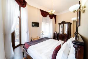 阿拉德毕加索精品酒店 的一间卧室设有一张大床和一个窗户。