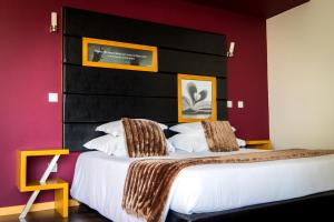 马塞杜-迪卡瓦莱鲁什穆沙舒酒店的一间卧室配有一张大床和黑色床头板