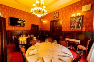 阿拉德毕加索精品酒店 的一间带桌椅和吊灯的用餐室