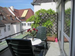 弗莱堡FeWo - Mitten In Freiburg的阳台的天井配有桌椅