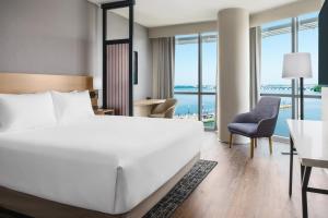 国家海港Hyatt Place National Harbor的酒店客房设有一张床,享有海景。