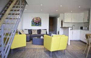 勒拉旺杜Residence Le Mas的客厅配有黄色椅子和沙发