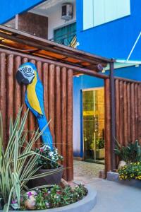 戈亚斯州上帕莱索Pousada Araras的 ⁇ 上一朵蓝色和黄色鸟的雕像