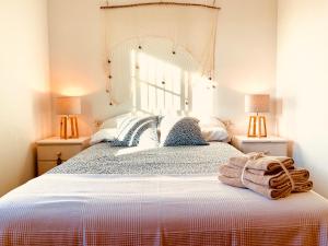 阿尔丹Casa La Batea的一间卧室配有一张大床和两盏灯