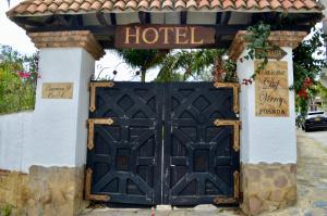莫尼基拉Hotel Casona del Virrey的带有读酒店标志的黑色门