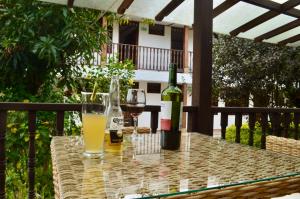 莫尼基拉Hotel Casona del Virrey的桌子上放有两瓶葡萄酒和眼镜
