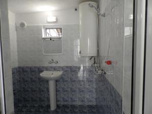 特里亚夫纳Къща Рачеви的一间带水槽和卫生间的浴室