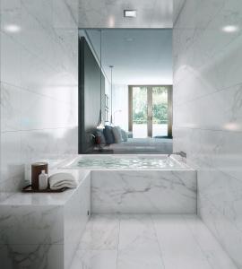 迈阿密海滩Kaskades Hotel South Beach的白色的浴室设有浴缸和镜子