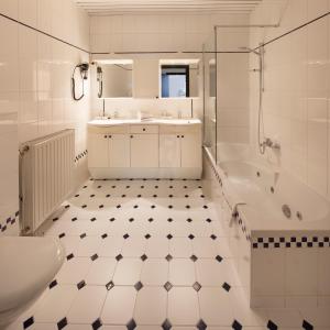 埃德海姆埃德海姆酒店的一间带水槽、浴缸和卫生间的浴室