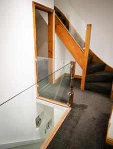 诺丁汉The Stone House的楼梯间玻璃楼梯