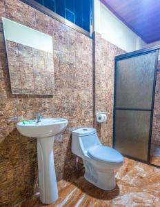 比加瓜Rio Celeste Springs Blue Lodge的浴室配有卫生间、盥洗盆和淋浴。