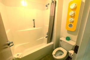 朗维尤Motel 6-Longview, TX - North的浴室配有白色卫生间和淋浴。