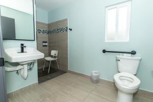 梅因盖特/安纳海姆会议中心马格诺利亚树酒店的一间浴室