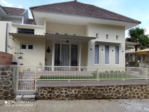 巴图Villa Allesha Batu的前面有栅栏的白色房子