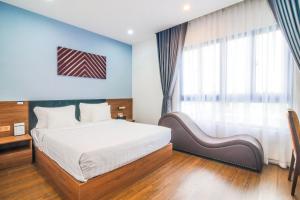 胡志明市Grand Lee Hotel的一间卧室设有一张床和一个大窗户