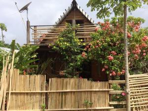 公主港乡村别墅酒店的花 ⁇ 后面的木屋