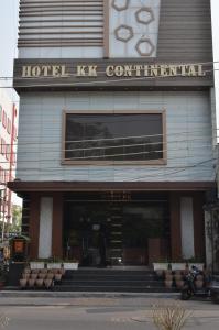 阿姆利则Hotel KK Continental 50 Meter from Railway Station - Amritsar的酒店前方设有楼梯的kx欧陆式建筑