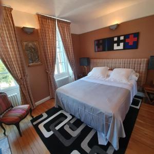 维耶尔宗SUPREMATISME Appartement de Prestige的一间卧室配有一张大床和一把椅子