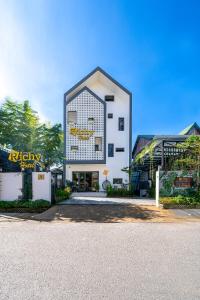 大叻Richy Dalat Hotel的前面有标志的建筑