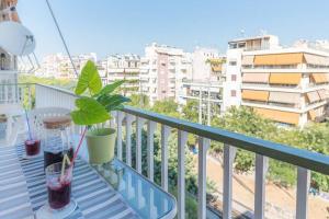 雅典Spacious and Luxurious Apartment in Athens Center的坐在阳台上的盆栽植物,享有城市美景